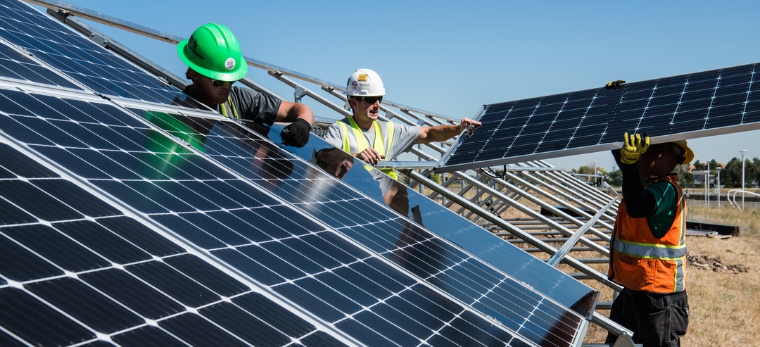 Equipo de EFITEA instalando paneles solares