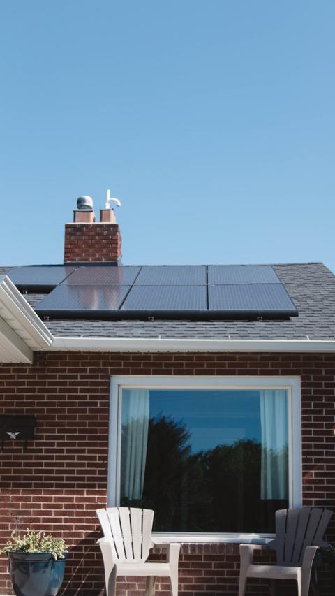 Vivienda con paneles solares en el tejado
