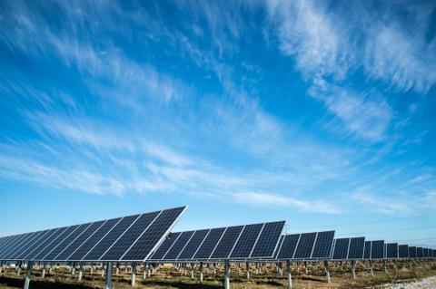 Planta solar fotovoltaica en el campo